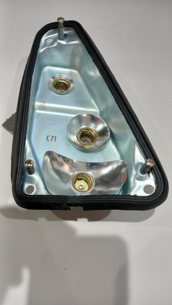 PLATINE FEU ARRIERE GAUCHE PEUGEOT 204 ET 304 BREA LesAnciennes.com