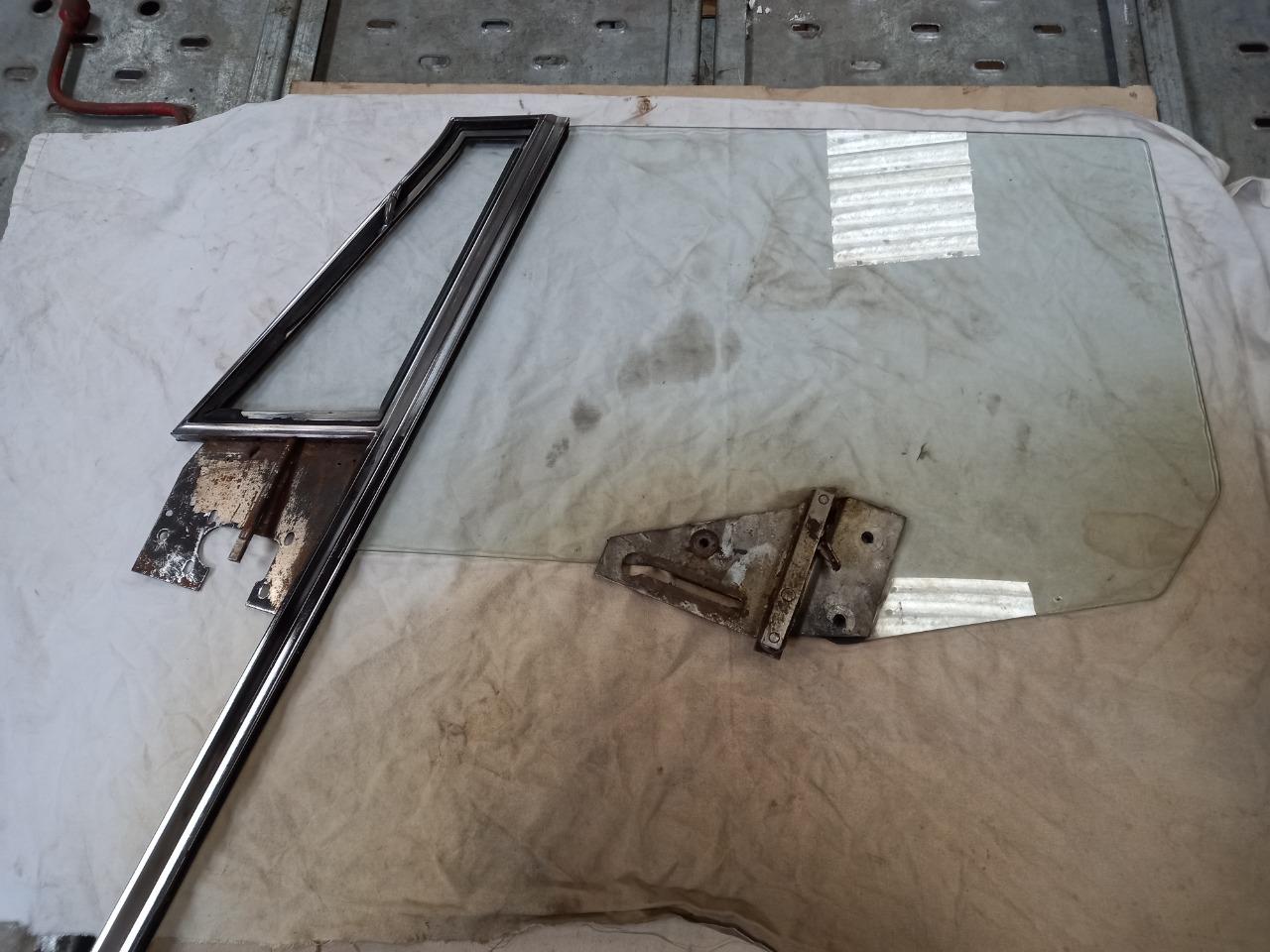 Vitre ISO RIVOLTA IR 300 LesAnciennes.com