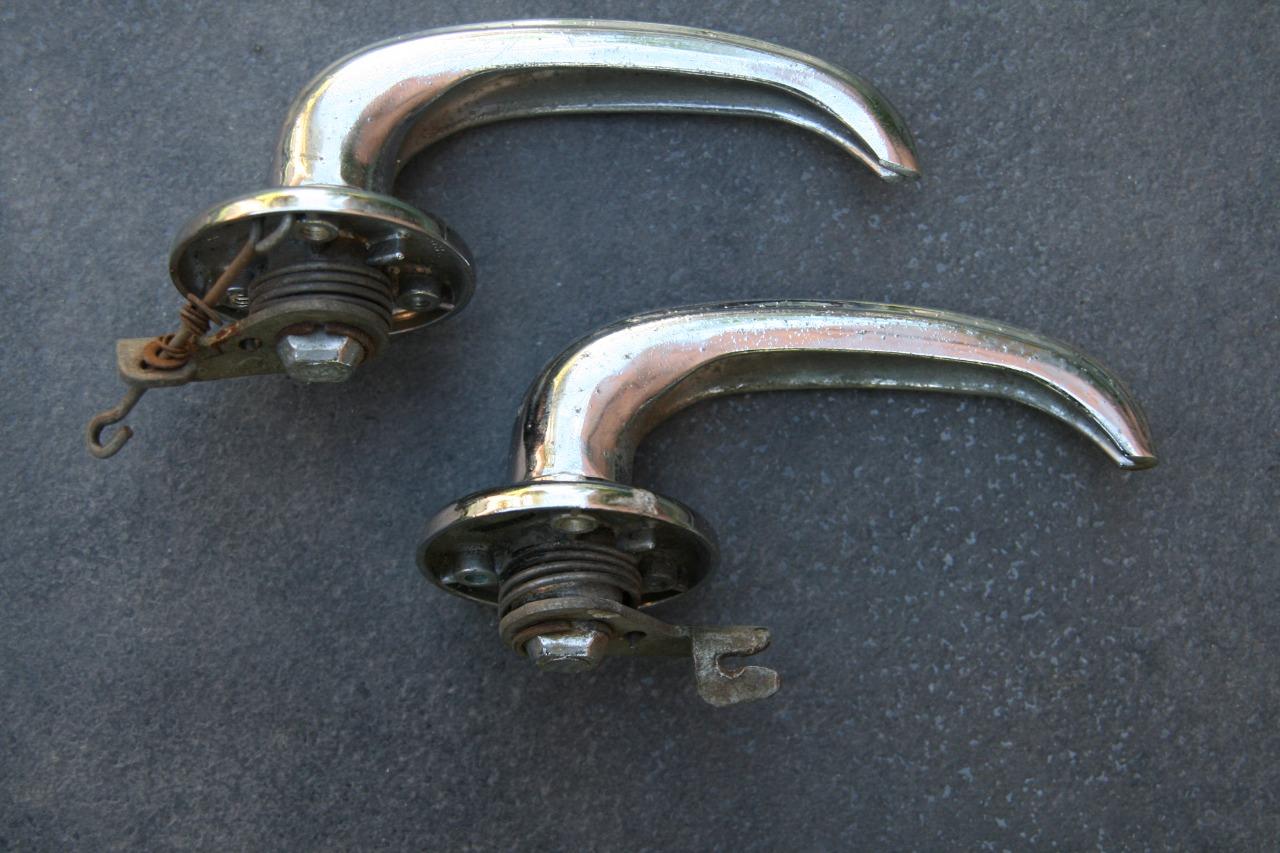 2 poignées intérieures aspect chromé Dauphine LesAnciennes.com