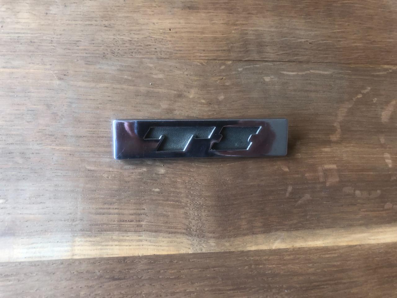 Logo "TI" pour PEUGEOT 504 LesAnciennes.com