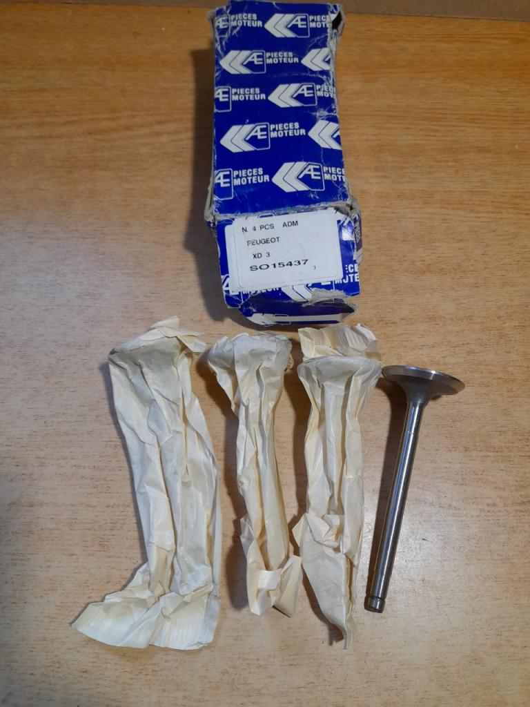 Soupapes d'admission Peugeot 404 504 SO15437 LesAnciennes.com