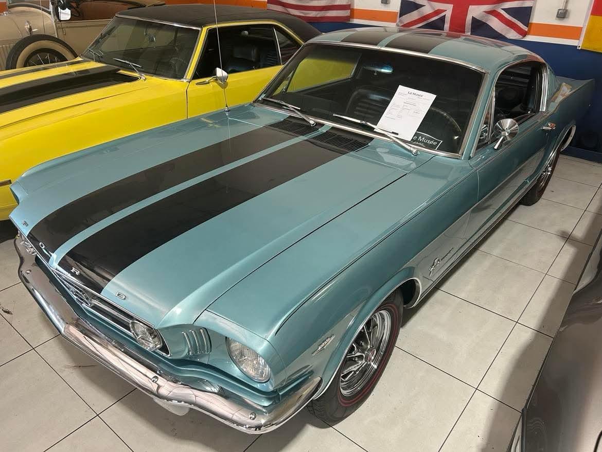 FORD Mustang FASTBACK - 1965 LesAnciennes.com