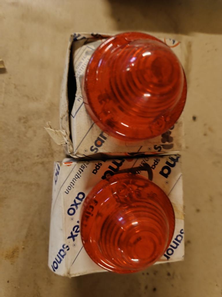 Cabochon feu arrière LesAnciennes.com