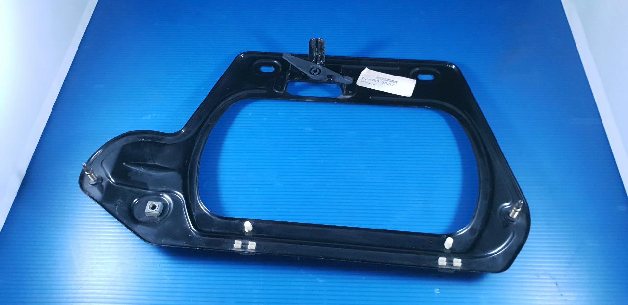 Platine support de phare avant gauche PEUGEOT 104 LesAnciennes.com