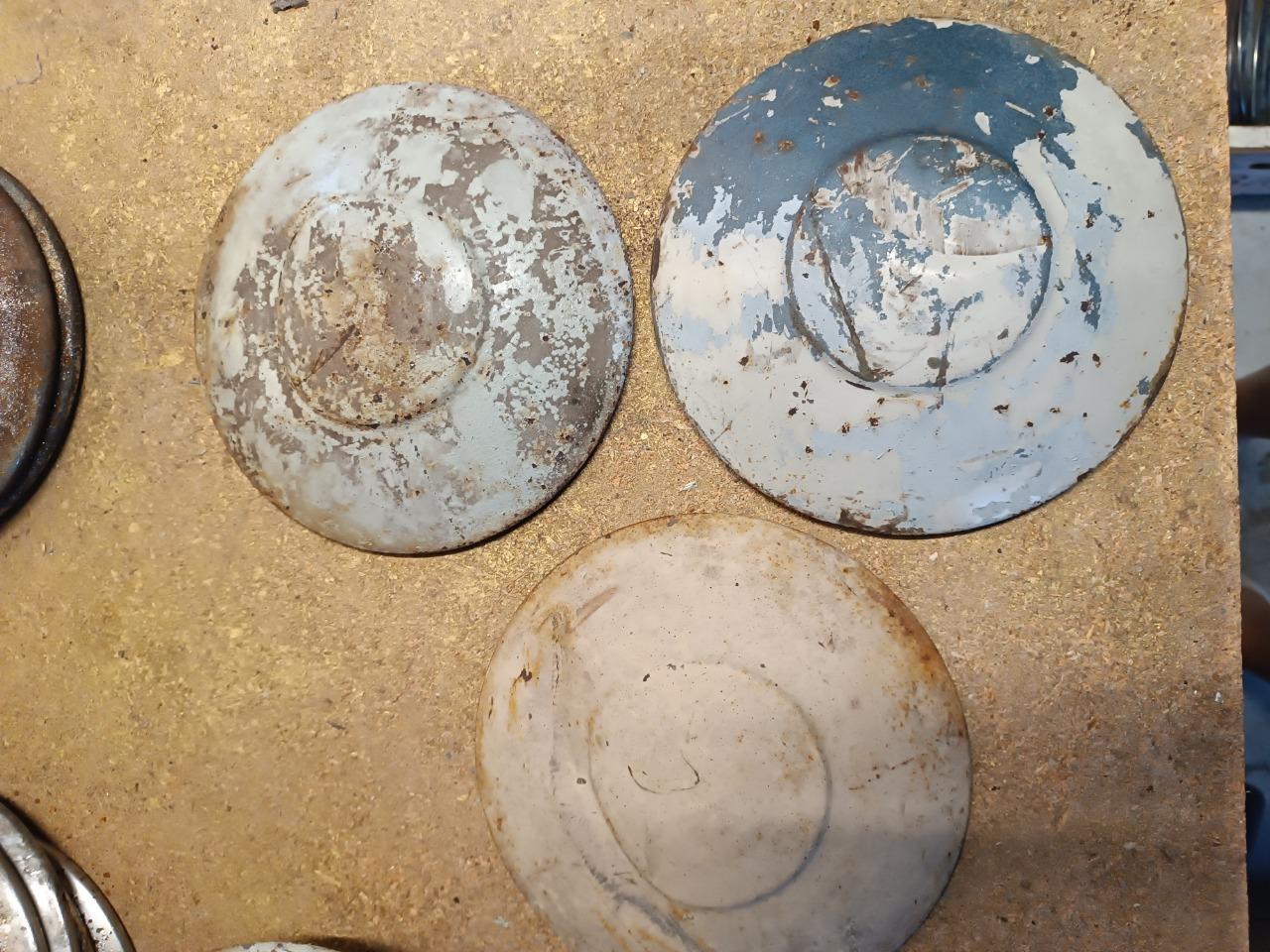 Lot De 3 Enjoliveurs Pour Renault 4cv LesAnciennes.com