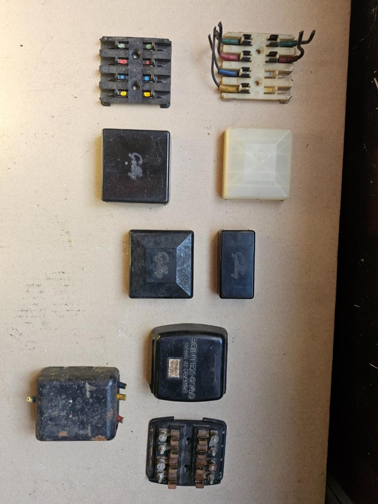 Support et cache fusible Citroën DS LesAnciennes.com
