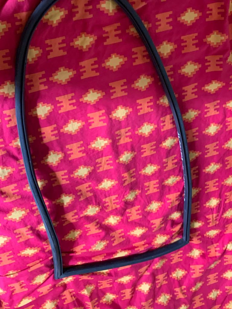 Joint fenêtre latéral arriéré droit BMW E36COMPACT LesAnciennes.com