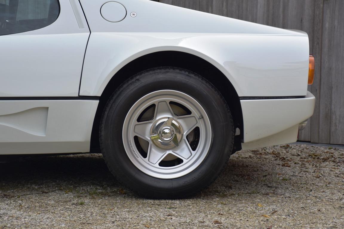 FERRARI 512 BBi. Couleur Bianco. - 1982 LesAnciennes.com