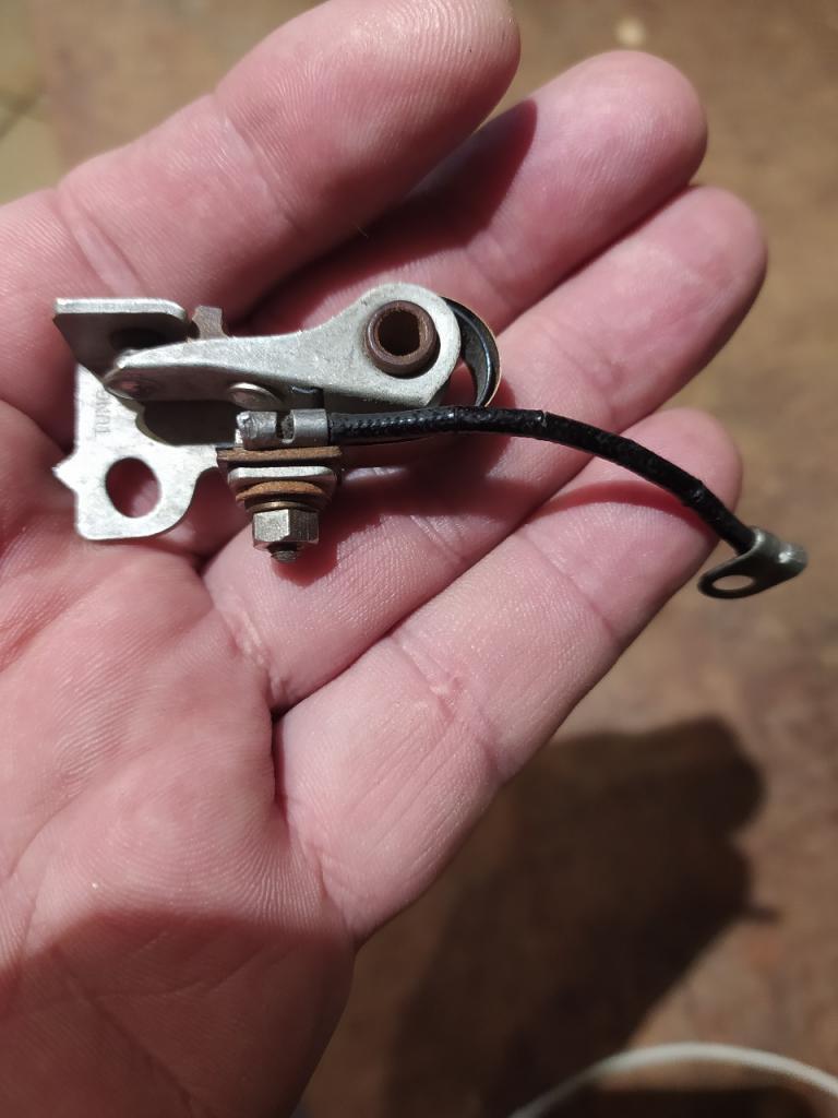 Quelqu'un aurait il deja vu ce type de vis platiné LesAnciennes.com