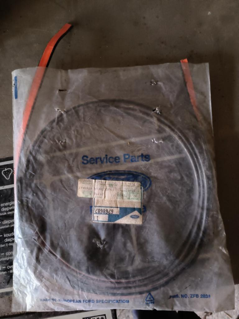 Lot de 2 moulures adhésives Ford chrome gris neuf LesAnciennes.com