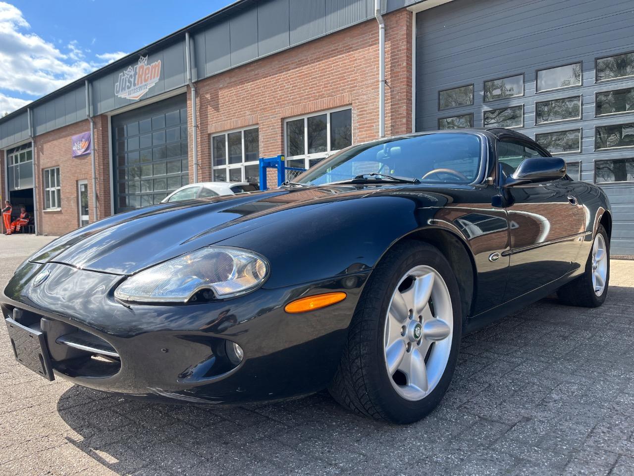 JAGUAR XK8 convertible - 1997 LesAnciennes.com