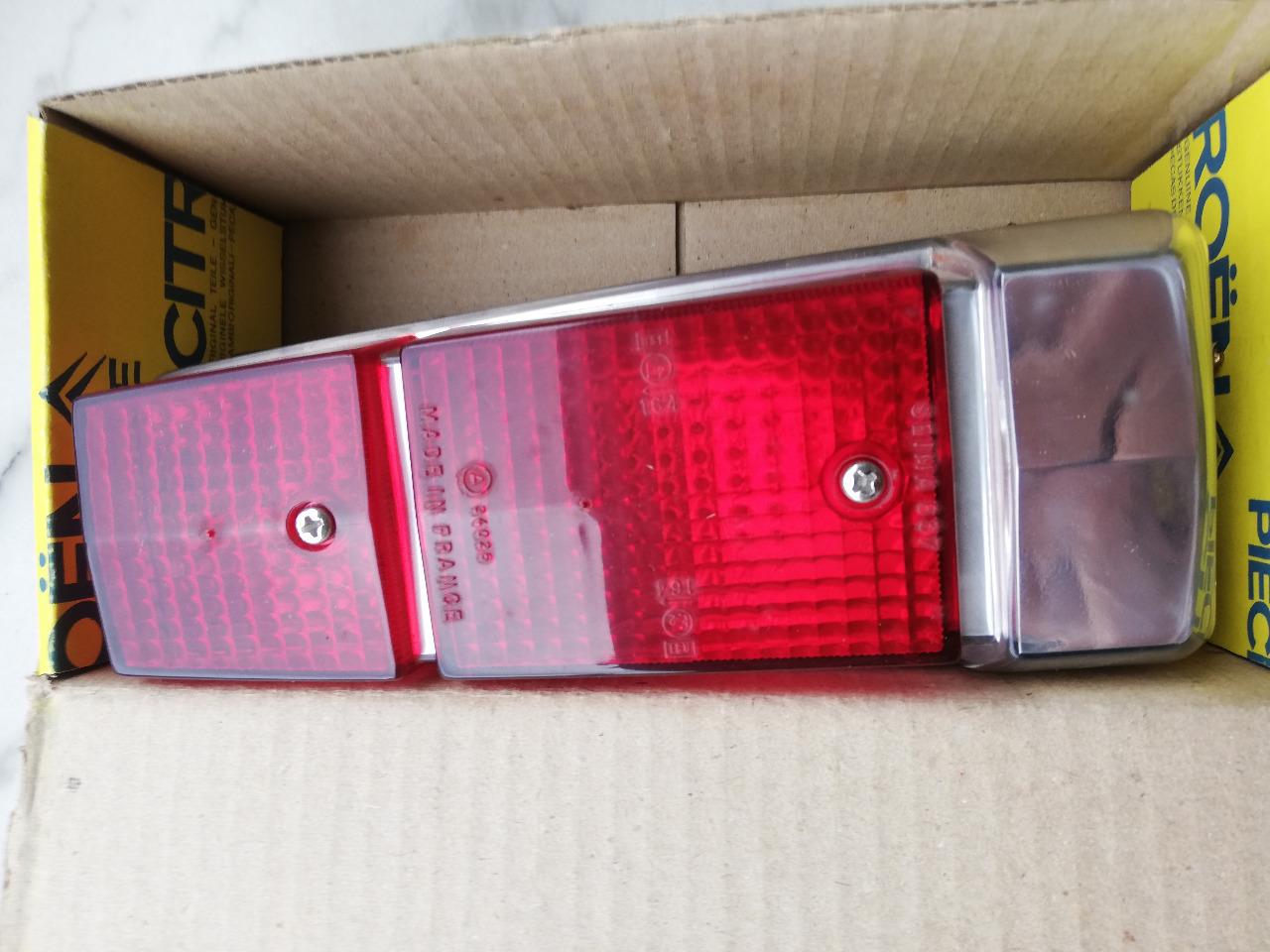 CITROEN DS Pallas feu arrière gauche complet neuf LesAnciennes.com