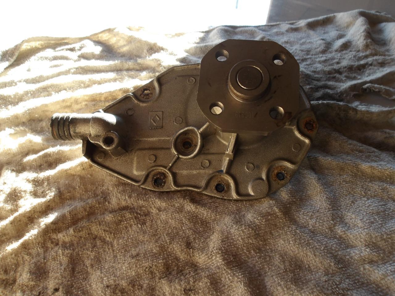 Pompe à eau RENAULT 8 (R8) LesAnciennes.com