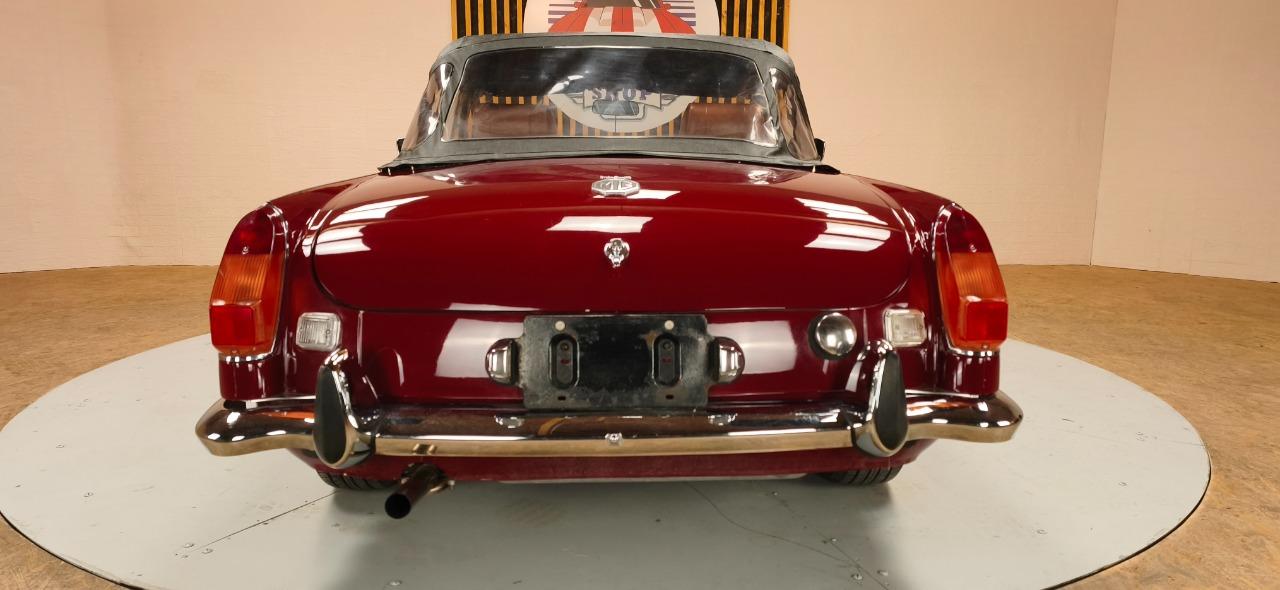 MG MGB Cabriolet - 1974 LesAnciennes.com