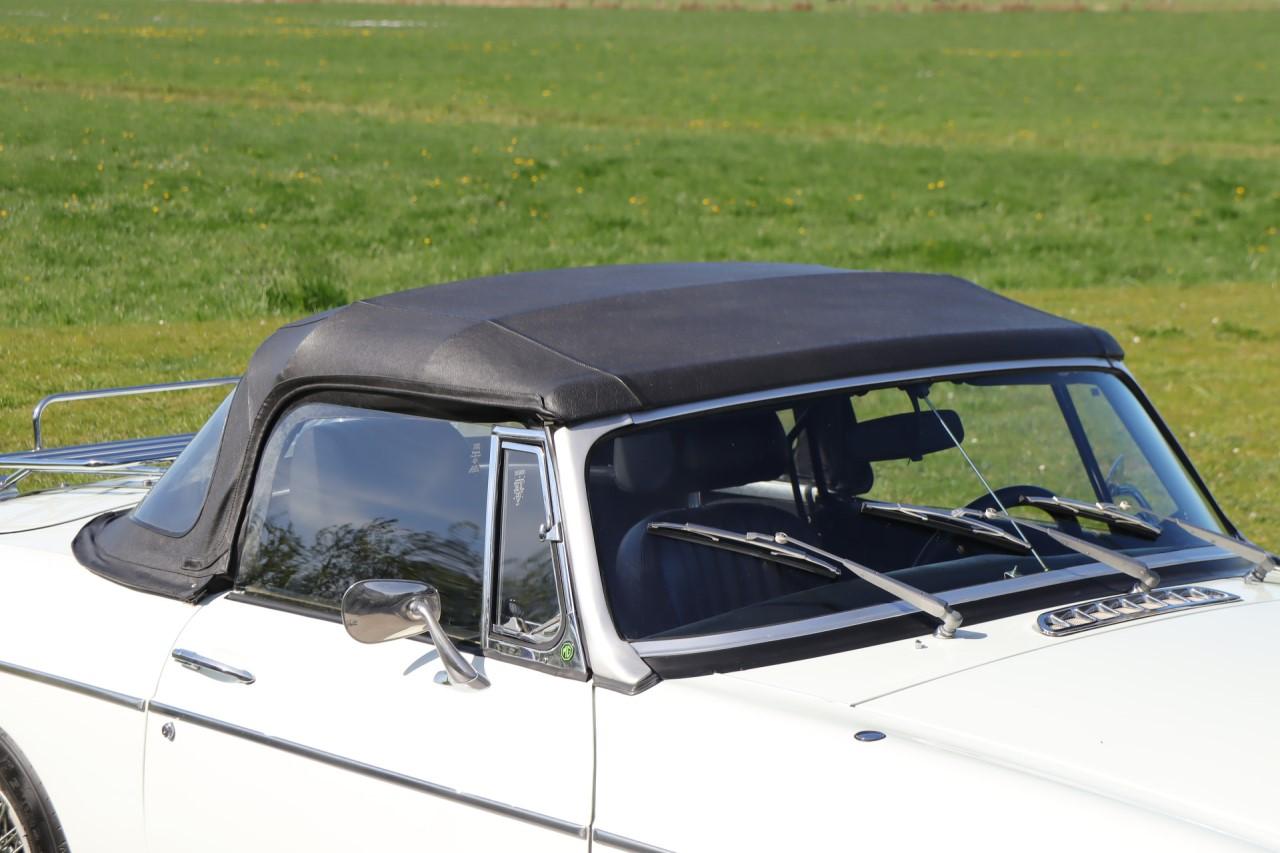 MG B Roadster - 1972 LesAnciennes.com