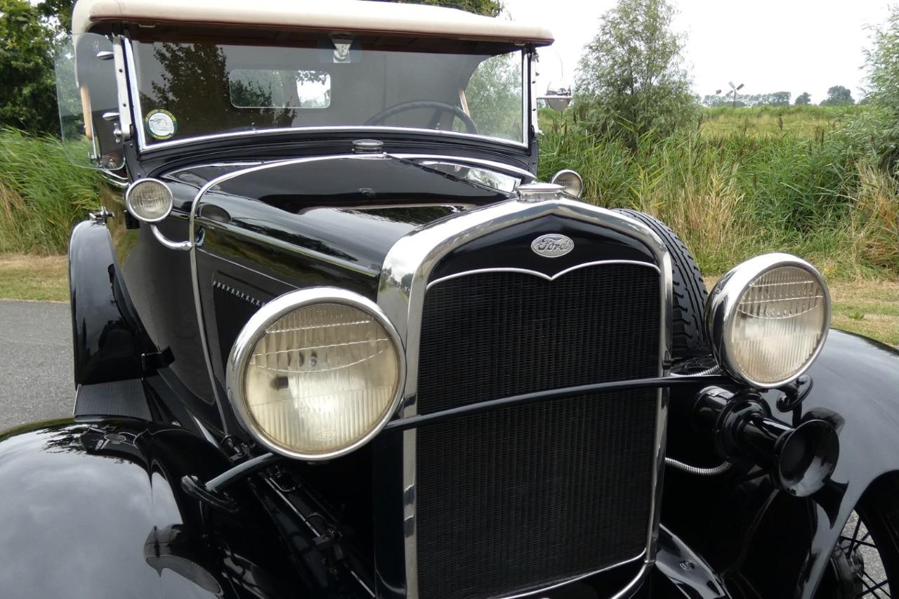 FORD A Roadster Deluxe - 1931 LesAnciennes.com