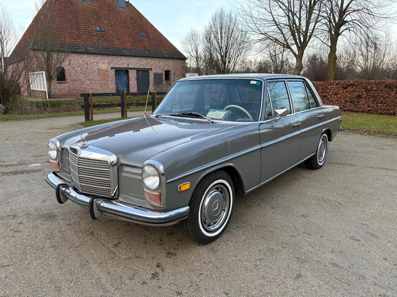 1972 Mercedes-Benz W115 220 LHD LesAnciennes.com