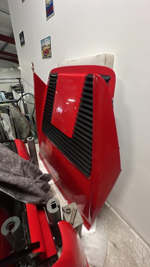 Capot moteur ferrari 328 complet avec grille LesAnciennes.com