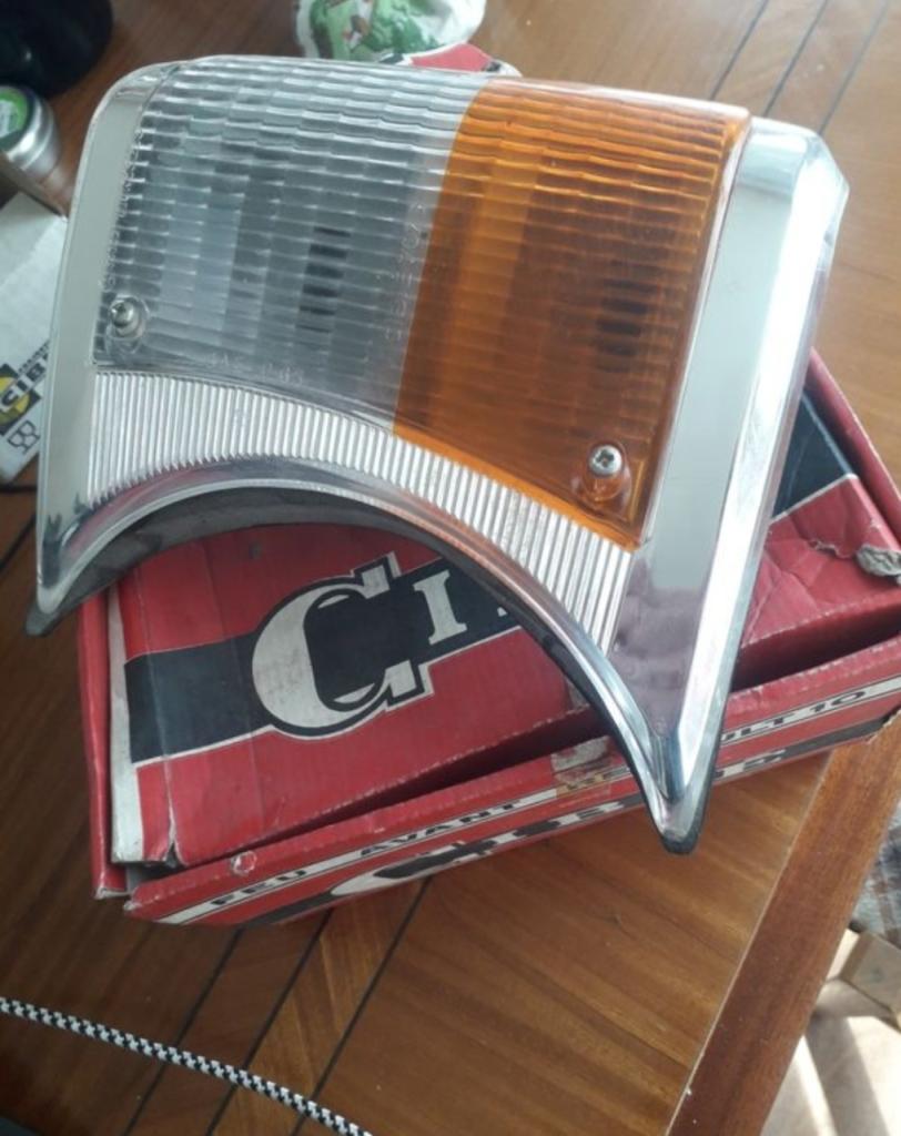 Feux clignotant avant droit pour RENAULT 10 (R10) LesAnciennes.com