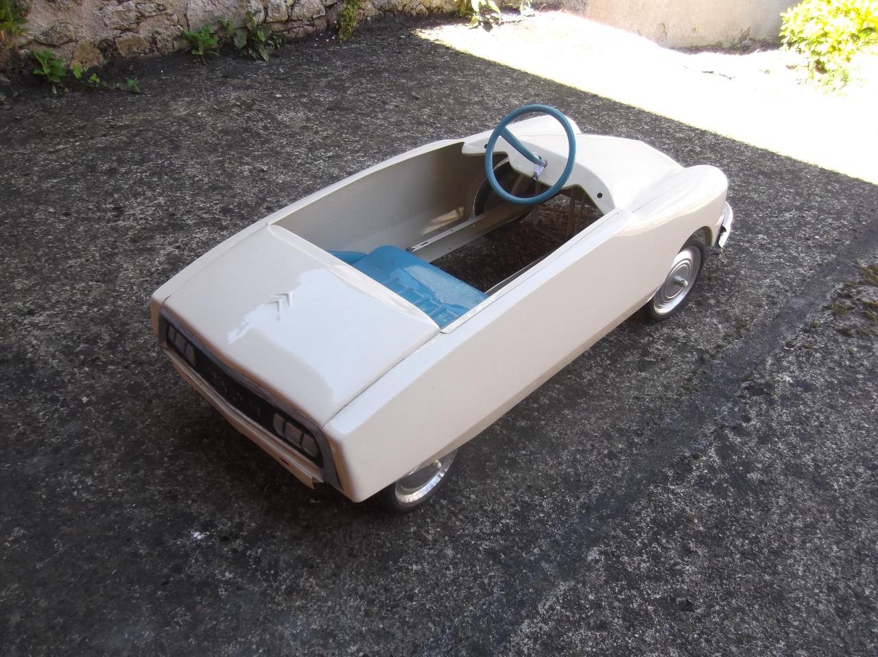 Citroen ds a pedale LesAnciennes.com