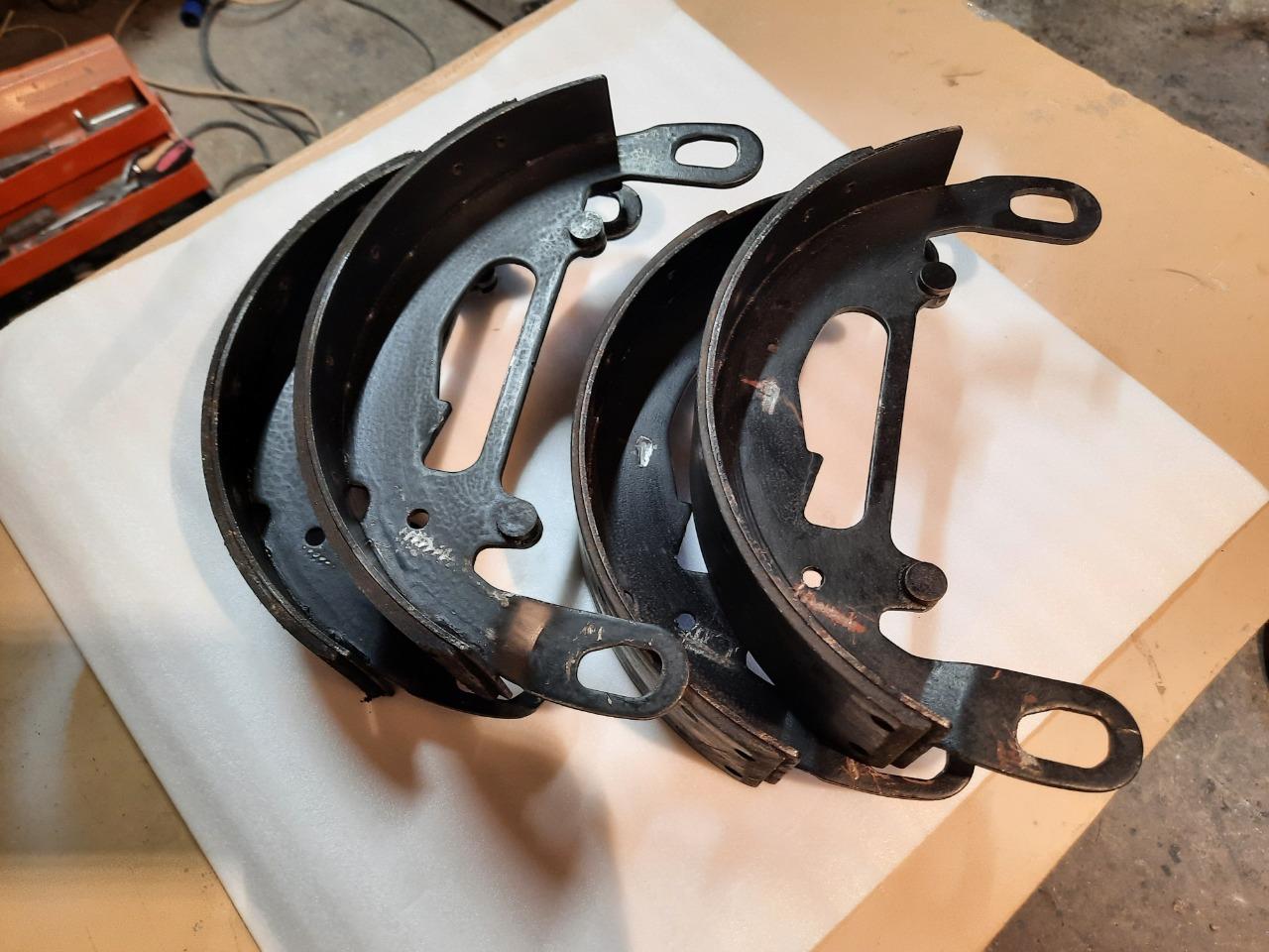 Machoires AV. TH Peugeot 404 LesAnciennes.com