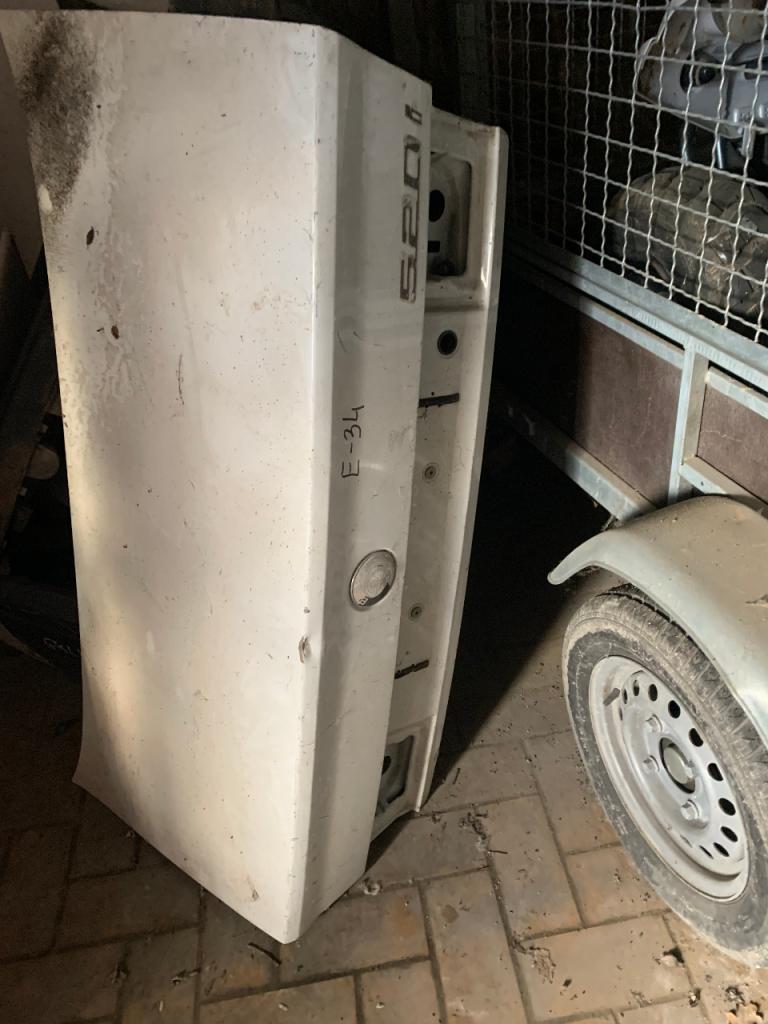 Malle AR coffre,Capot AV BMW E 34 LesAnciennes.com