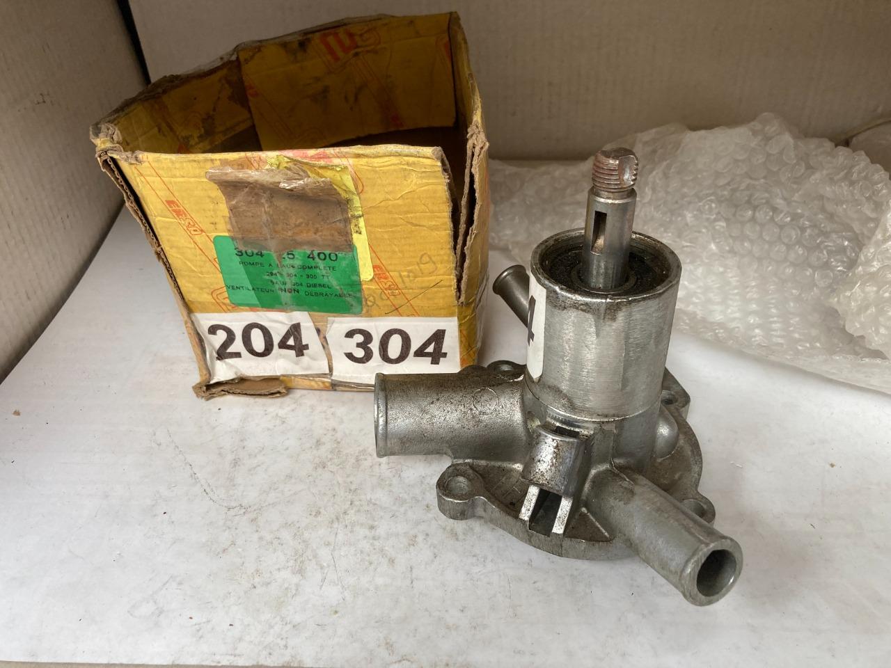 Pompe à eau neuve PEUGEOT 204 304 essence T Types LesAnciennes.com