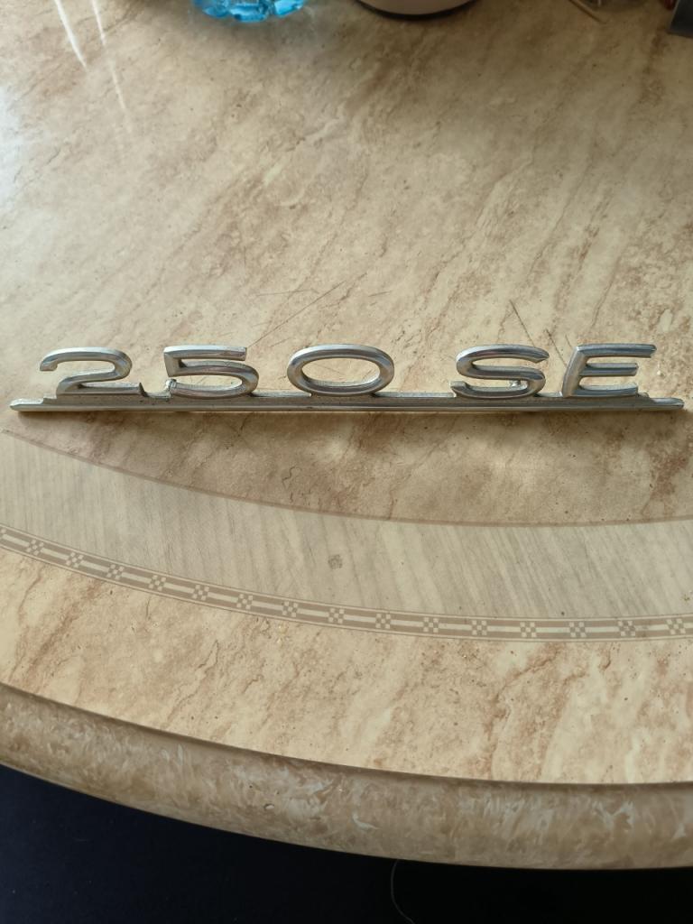 Monogramme MERCEDES 250 SE LesAnciennes.com