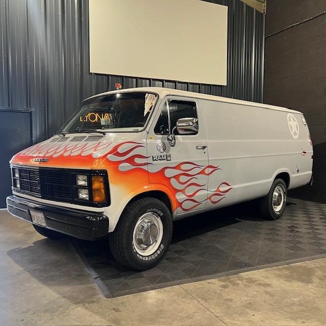 DODGE RAM VAN 350 5.9 V8 RAM VAN 350 5.9 V8 - 1987 LesAnciennes.com