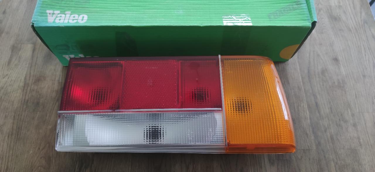 Feu arrière droit PEUGEOT 505 série 1 berline LesAnciennes.com