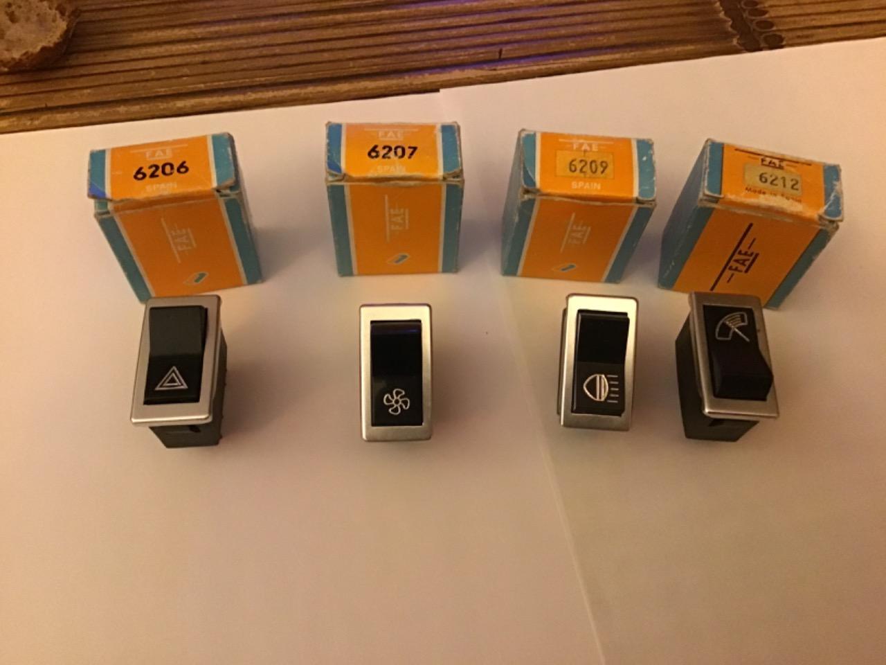 BOUTONS NEUFS DE BORD RENAULT 8/R4/R6/R10/R12/R5 LesAnciennes.com