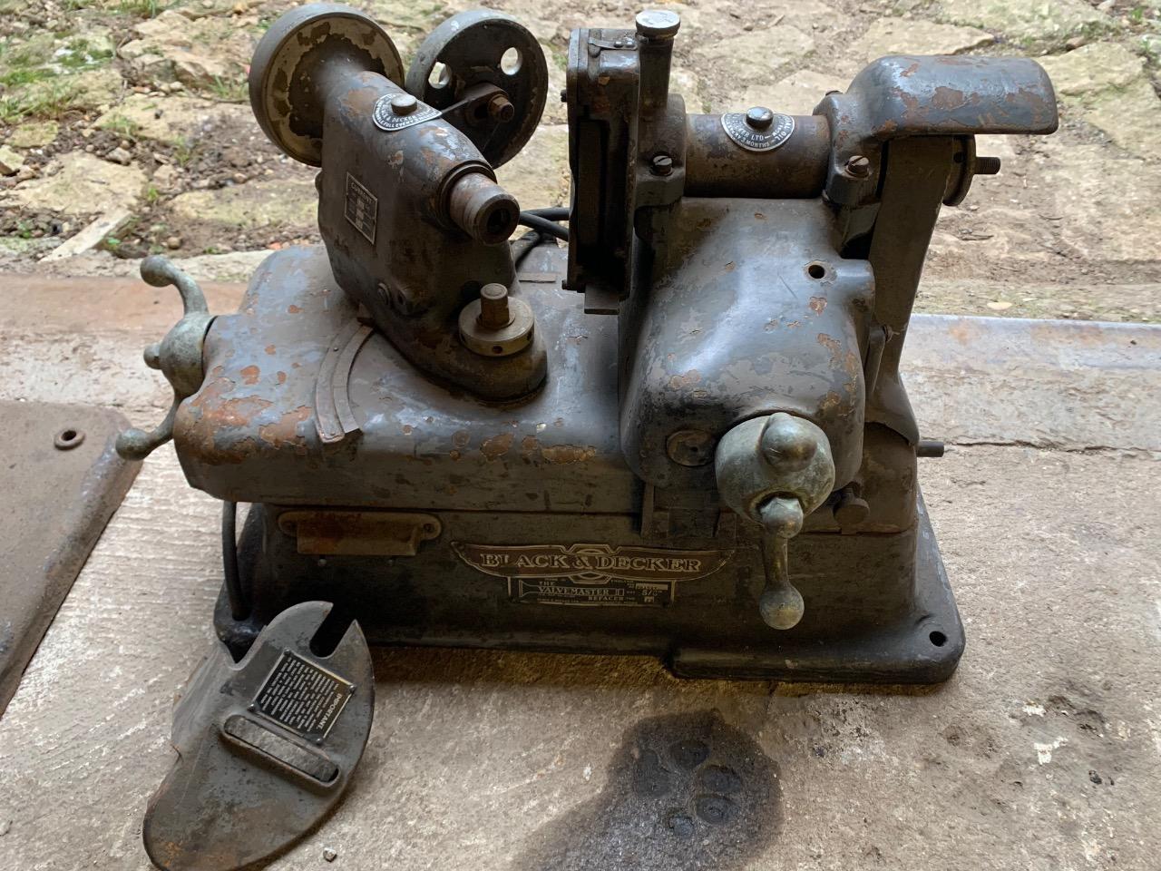 Rectifieuse BLACK & DECKER Black & Decker EM LesAnciennes.com