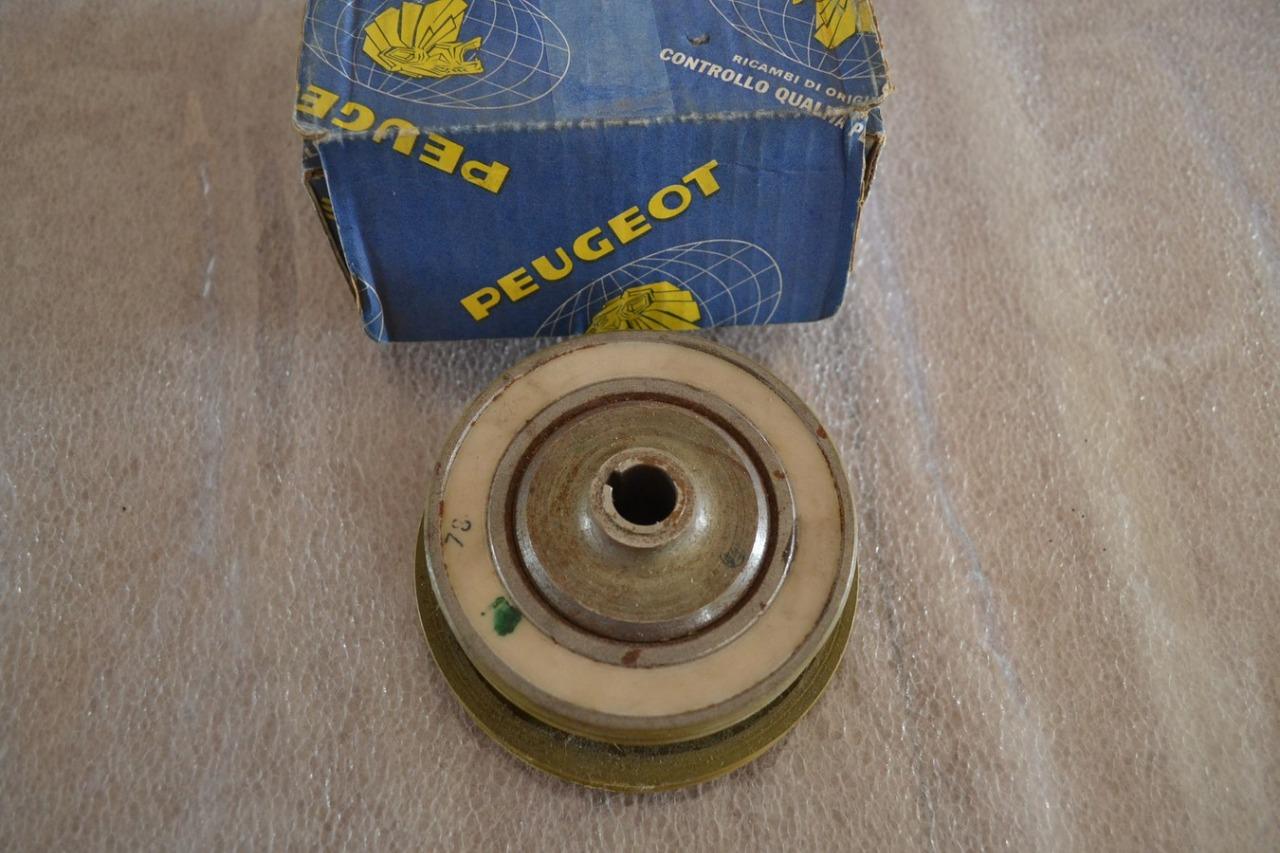 Poulie pompe à eau débrayable PEUGEOT 504 diesel LesAnciennes.com