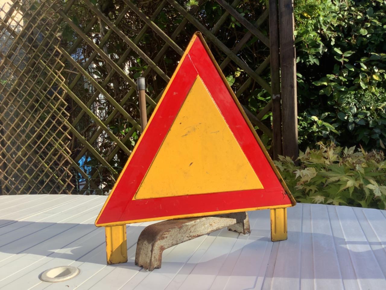 Ancien triangle de signalisation LesAnciennes.com