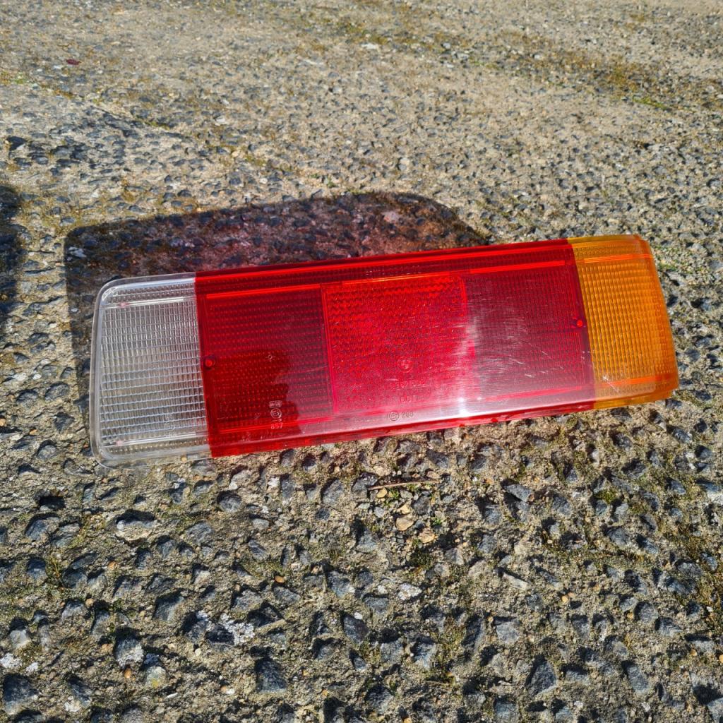 Feu arrière droit "NEUF Origine" BMW 320 E21 LesAnciennes.com