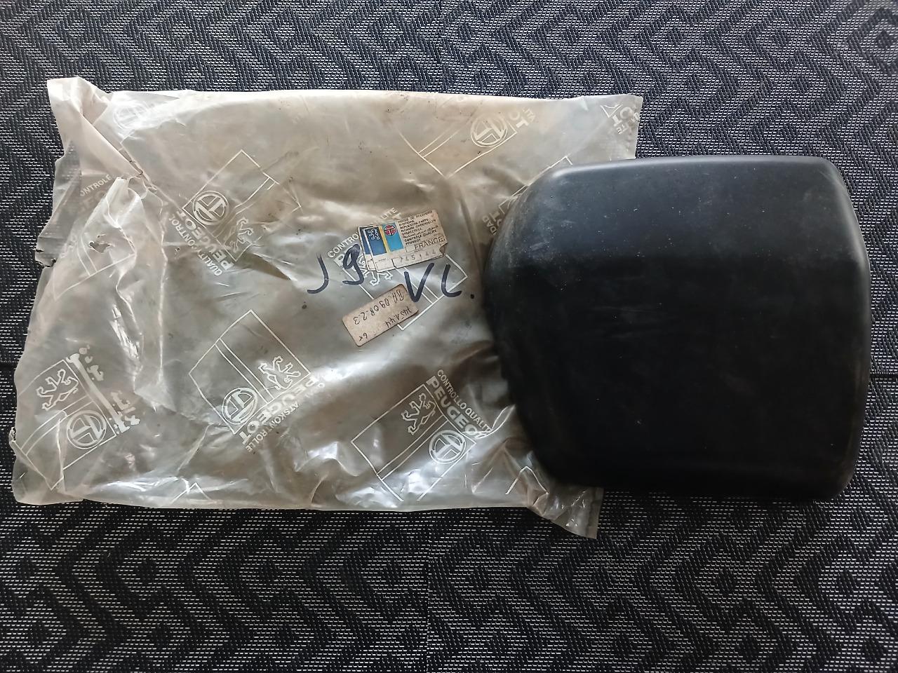 Sabot de pare chocs avant gauche PEUGEOT J9 LesAnciennes.com