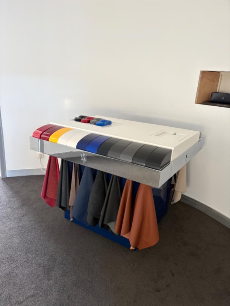 Mobilier de concession Maserati LesAnciennes.com