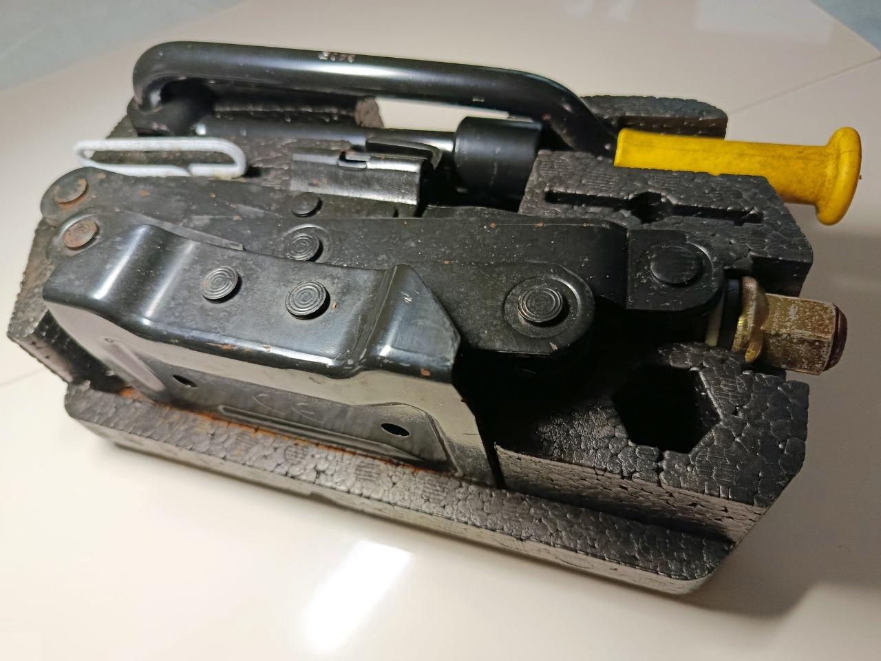 Kit cric manivelle RENAULT Laguna LesAnciennes.com