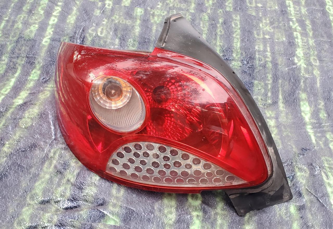 Feu arrière gauche PEUGEOT 206+ 206 + plus LesAnciennes.com