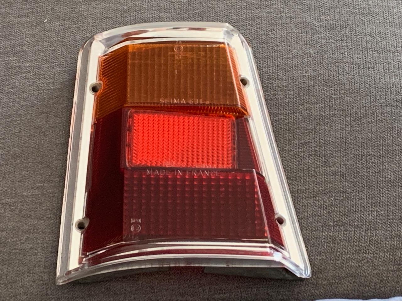 Cabochon arrière gauche Citroen Ami 8 / Ami Super LesAnciennes.com