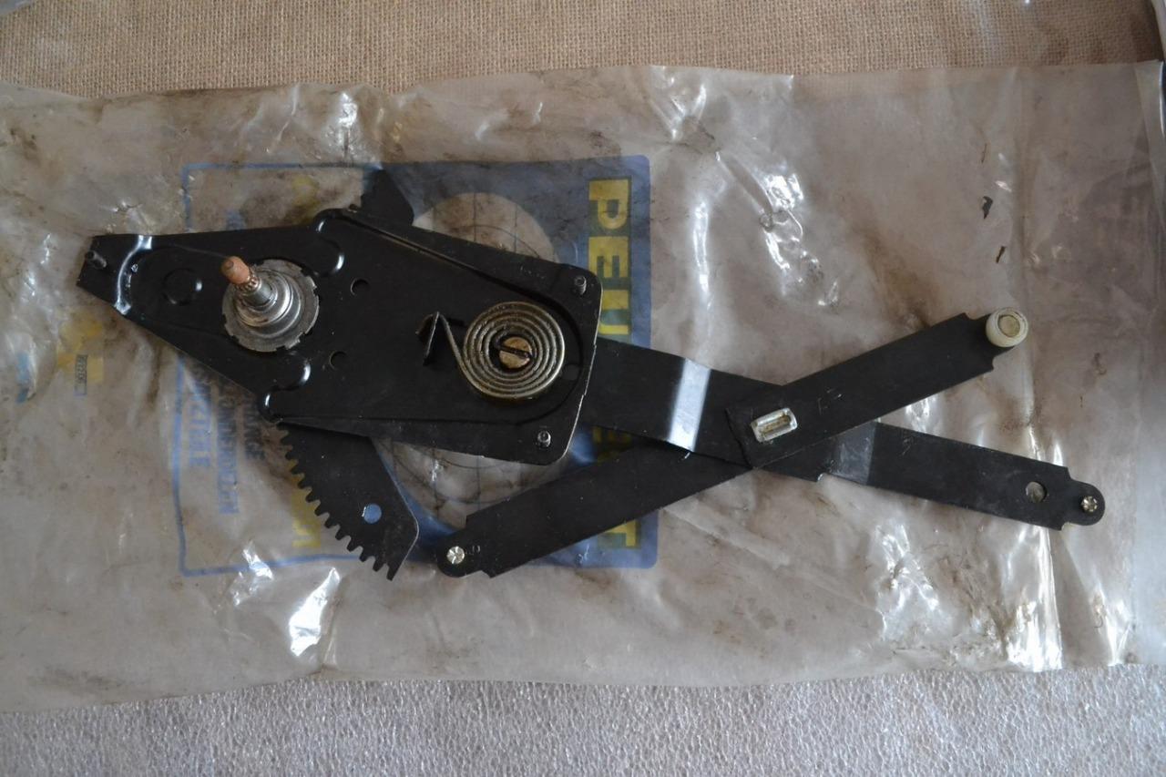 Crémaillère de vitre AR G PEUGEOT 305 505, neuve LesAnciennes.com