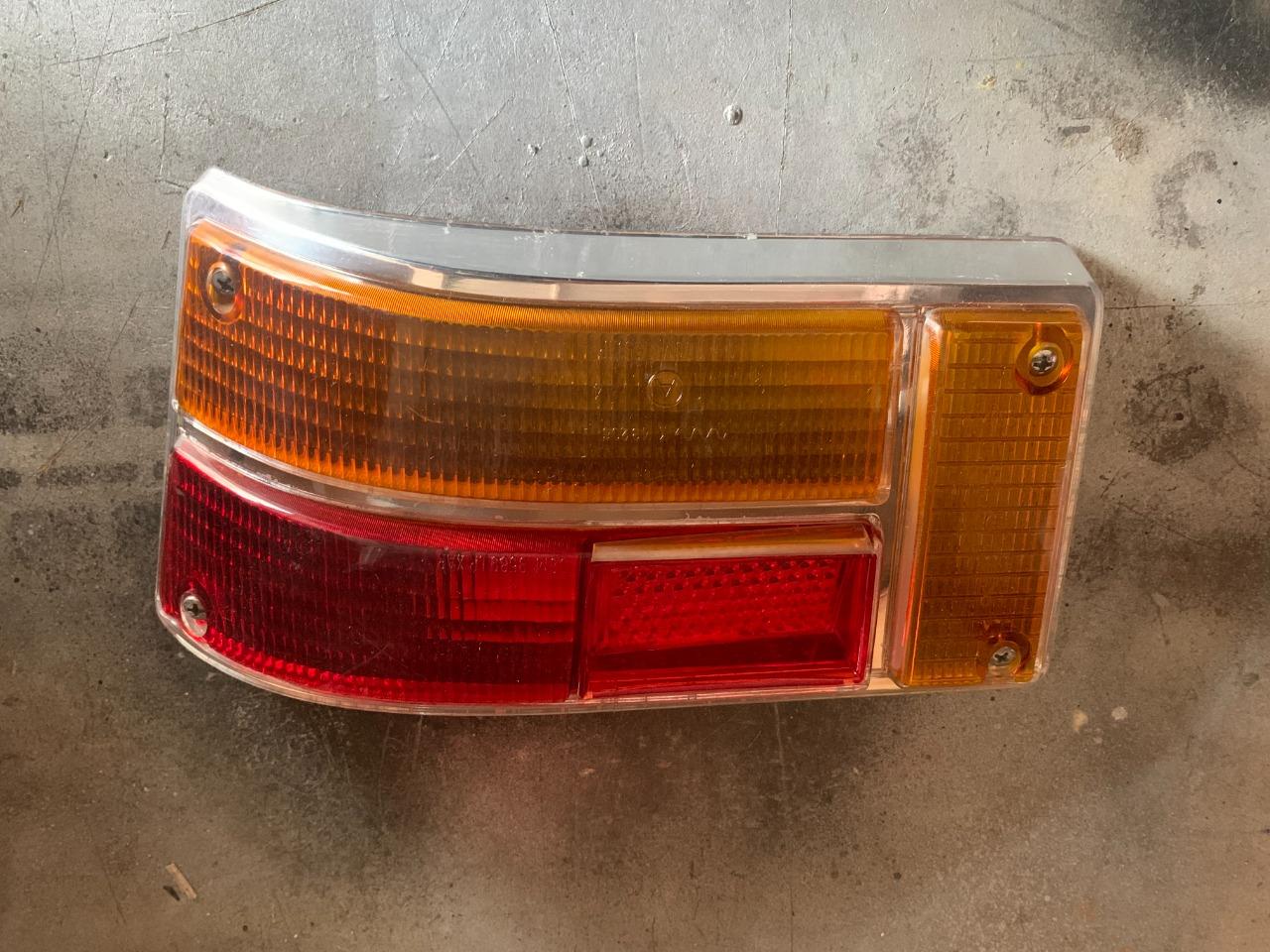 Cabochon feu ar. OPEL Kadett B LesAnciennes.com