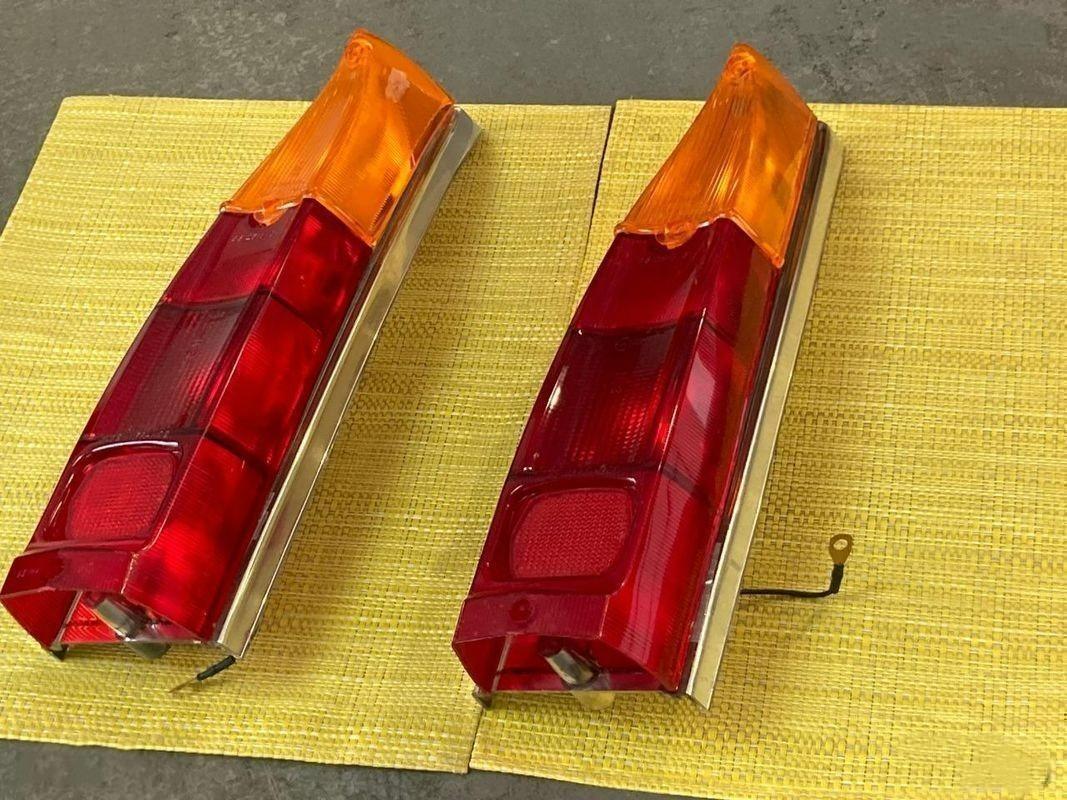 2 Feux arrières SEIMA Peugeot 404 Break LesAnciennes.com