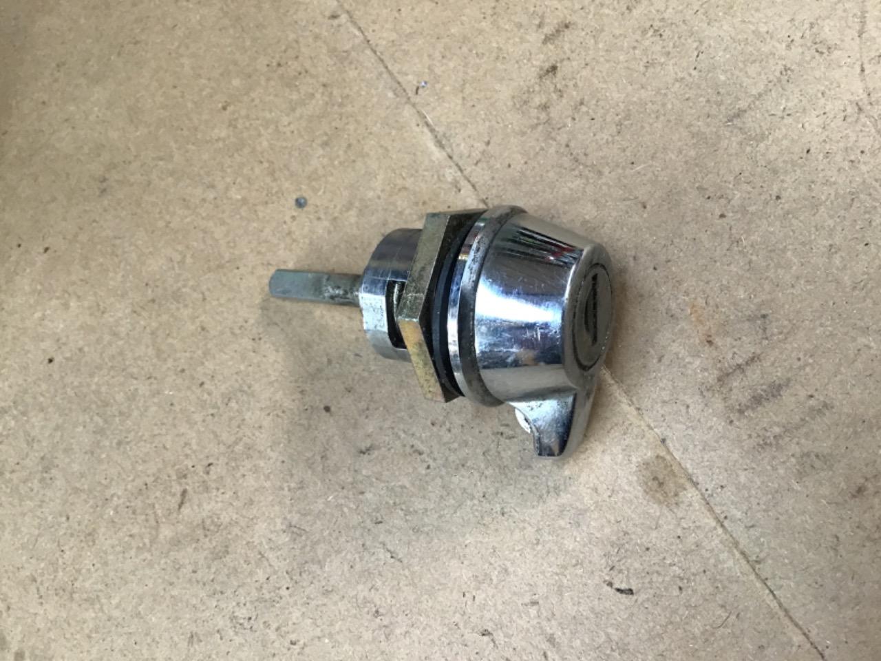 SERRURE DE COFFRE PEUGEOT 204/304 BERLINE LesAnciennes.com