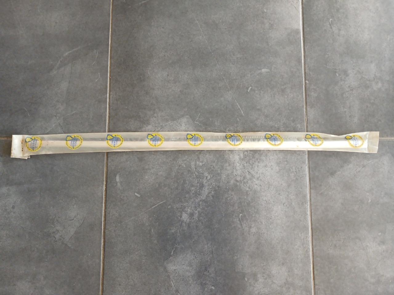 Lèche vitre arrière PEUGEOT 204 304 LesAnciennes.com