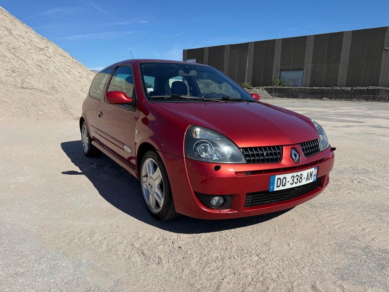 2002 Renault Clio RS LesAnciennes.com