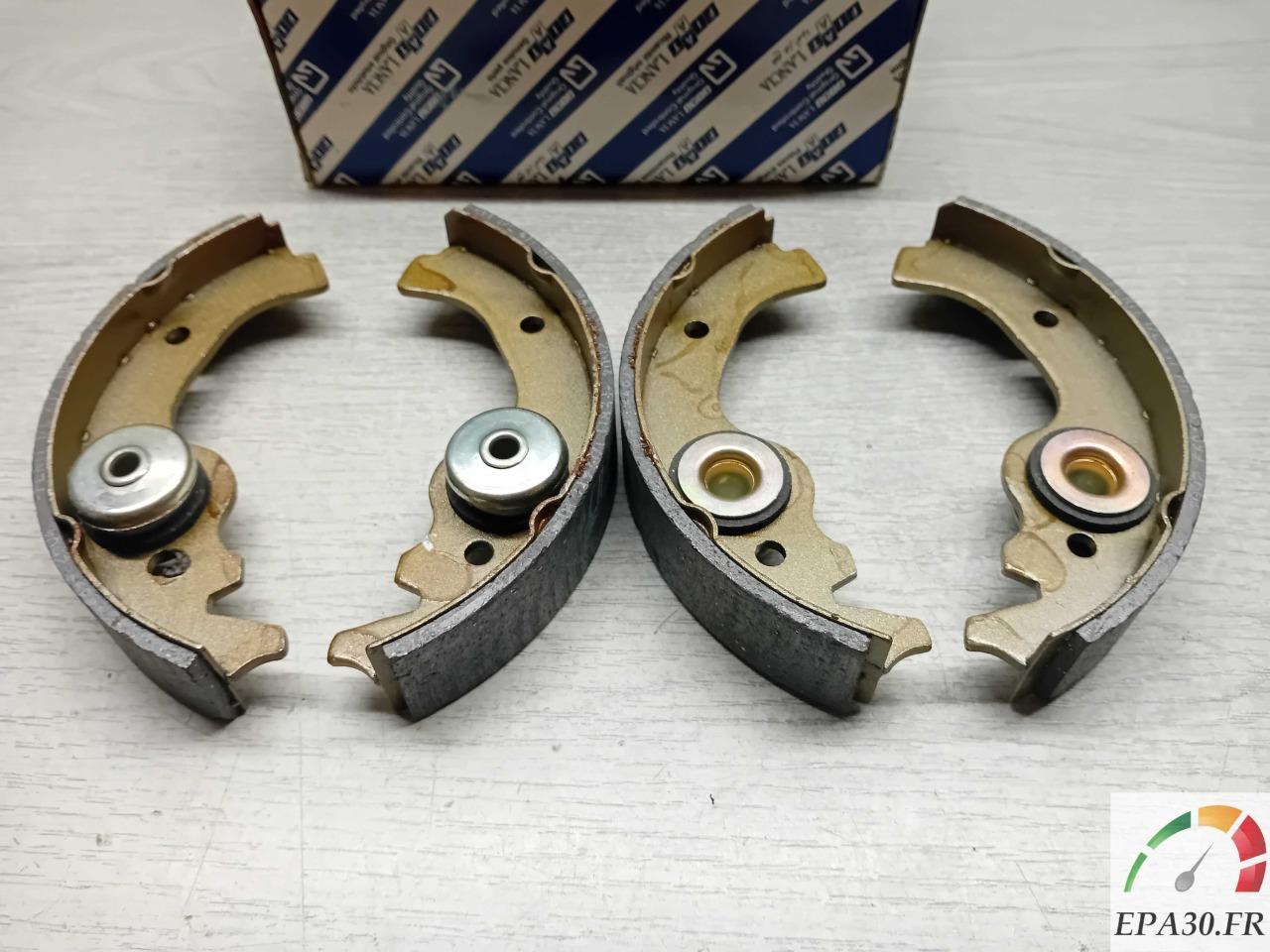 5888606 MACHOIRES NEUVES FREIN 170X31 FIAT 126 500 LesAnciennes.com