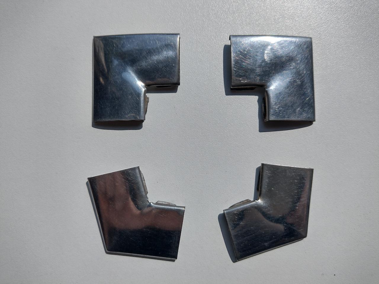 Ensemble de 4 coins d'entourage de pare-brise LesAnciennes.com