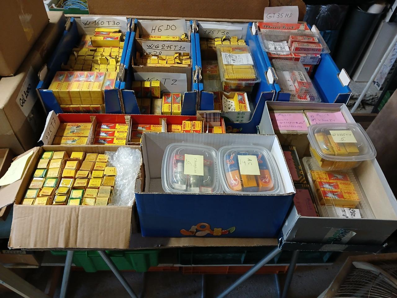 Lot de 415 bougies anciennes neuves, d'époque . LesAnciennes.com