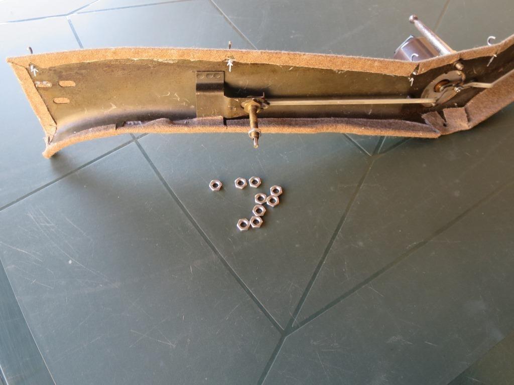 Ecrous d'axes essuie glace PEUGEOT 402 302 202 LesAnciennes.com